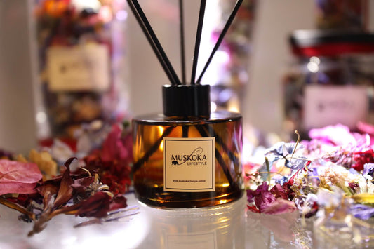 It is spring, and little purple violets dance by the lake edge beside the granite rocks. This is the most delightful fragrance that captures the clean fresh air of the lake perfumed by the delicate and sweet scent of violets. The diffuser comes with a set of black reeds. 