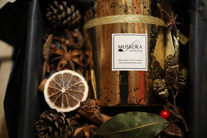 The gorgeous Muskoka Lifestyle Festive Gold candle is paired with Woodland Potpourri, such a stunning combination for Christmas! It is presented in a stylish heavy black gift box and fastened with satin ribbon.