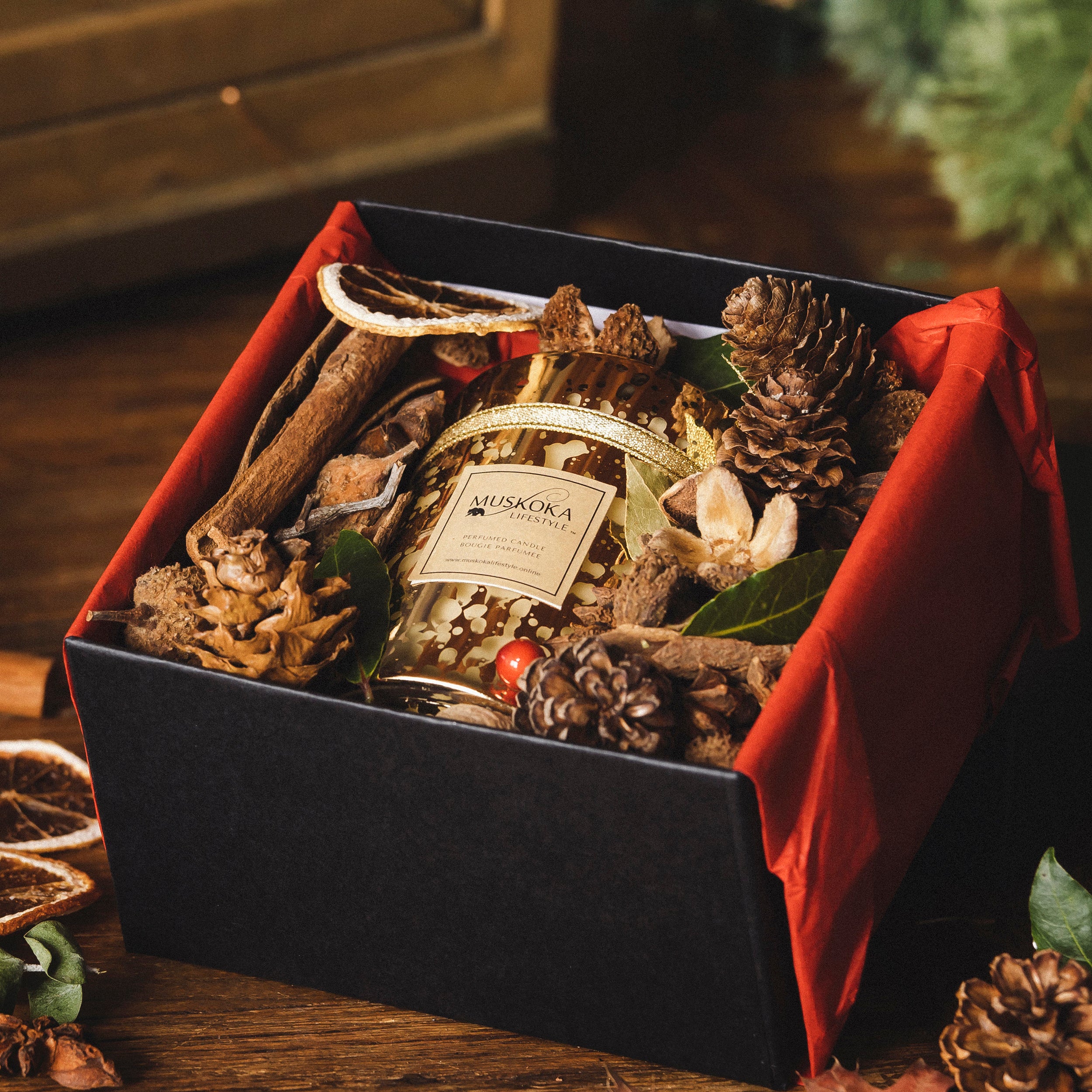 FESTIVE GOLD GIFT BOX (Festive Gold candle and Woodland Pot Pourri)