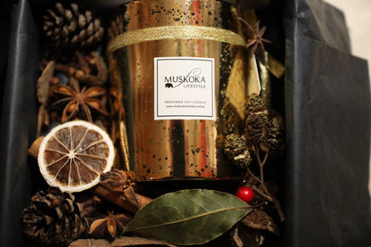 The gorgeous Muskoka Lifestyle Festive Gold candle is paired with Woodland Potpourri, such a stunning combination for Christmas! It is presented in a stylish heavy black gift box and fastened with satin ribbon.