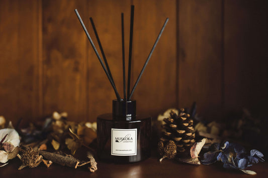 The Legends of the Fall Diffuser is presented in a beautiful 150ml round Amber vessel with black reeds. A seductive and relaxing fragrance, featuring powdery florals with white musk, some woodsmoke, and leather base notes. This adds depth to a room and is a sophisticated scent. Refill available.