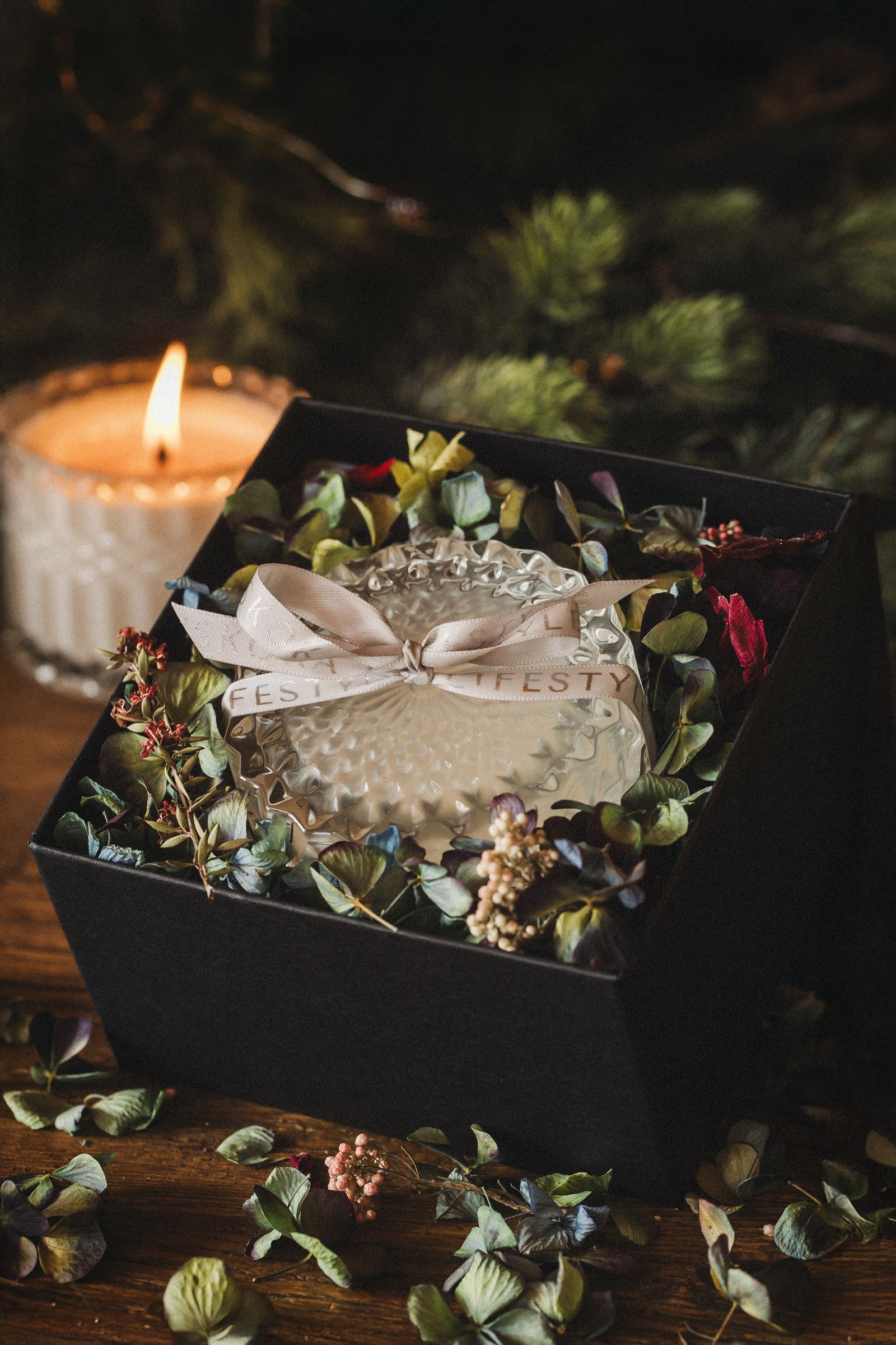 SILVER BANGLES CANDLE IN GIFT BOX (with Everlasts)